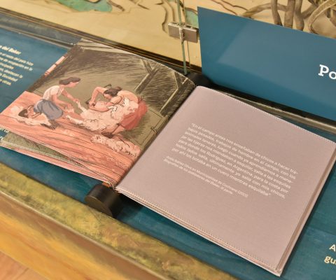 Libro de tela con historia de la lana en Museo Regional de Aysén